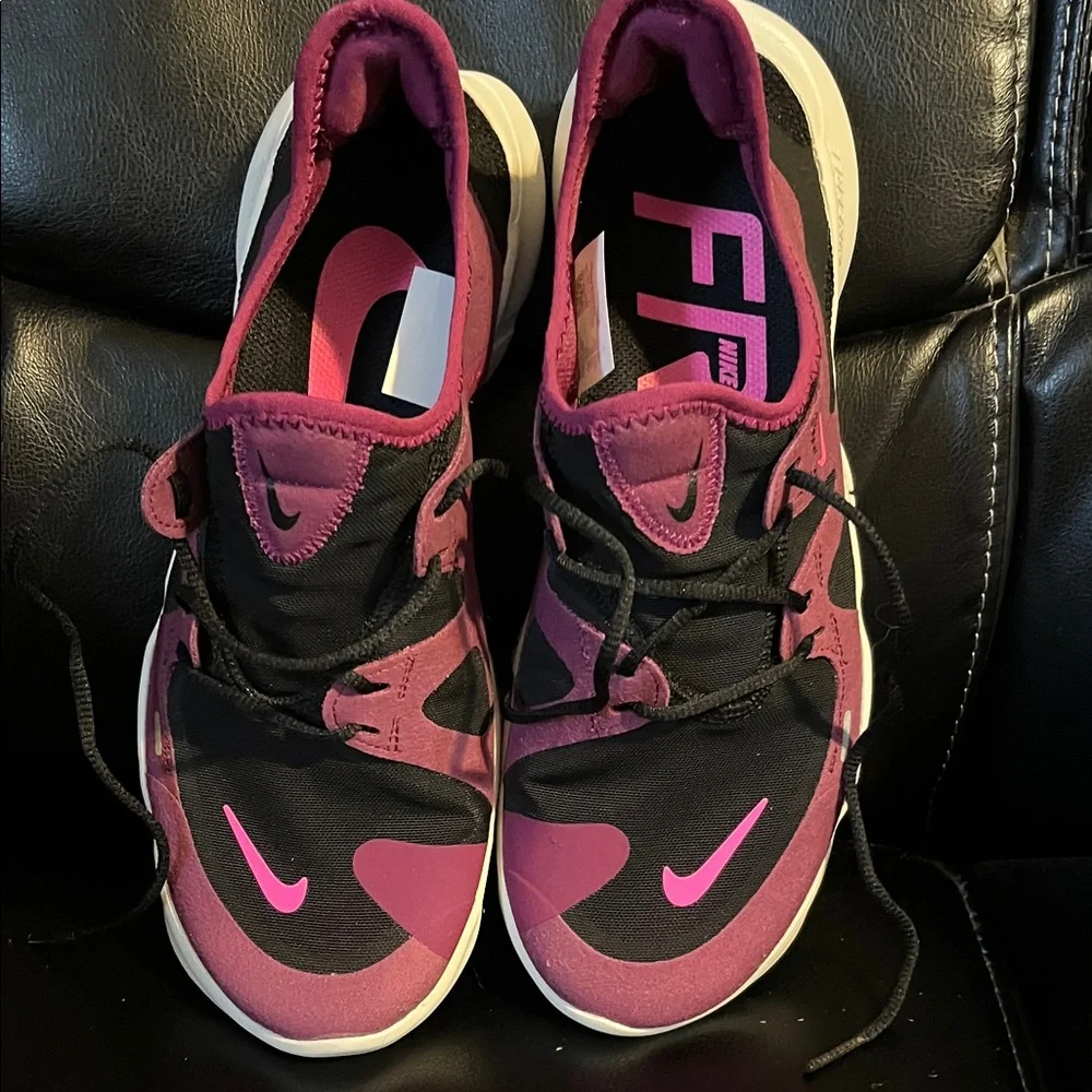 Nike Free Run Women's Black and Pink Athletic Shoes - Picture 2 of 5